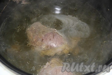 Свиное сердце поместить в кастрюлю (или в чашу мультиварки), полностью залить холодной водой. Я варила сердце в мультиварке 2 часа на режиме "Тушение". В кастрюле варим часа 2,5 с момента закипания на медленном огне. Готовое сердце остудить в бульоне.
