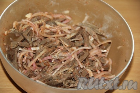 Добавить масло, уксус и соль, тщательно перемешать, накрыть крышкой и убрать хе из свиного сердца на сутки в холодильник. Я пару раз за сутки перемешала хе.
