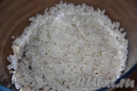 Отварной рис можно использовать оставшийся после ужина. Но можно и специально сварить рис для "Оливье". Для этого 100 грамм промытого риса нужно выложить в кипящую воду, дать закипеть, а затем варить не небольшом огне минут 15-20 (до готовности - рисинки должны стать достаточно мягкими, но не развариться). Затем выложить в дуршлаг, чтобы стекла лишняя жидкость и дать остыть. Для салата нам потребуется 200 грамм варёного риса, отмерить и выложить рис к куриному мясу (или колбасе).