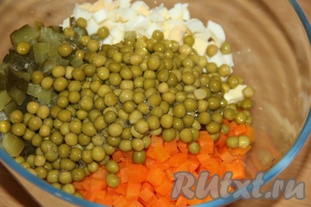С консервированного горошка слить жидкость. Добавить горошек в салат, перемешать.