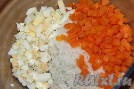 Яйца сварить вкрутую (в течение 10 минут с начала кипения воды), остудить, почистить, нарезать на кубики, выложить в салат.