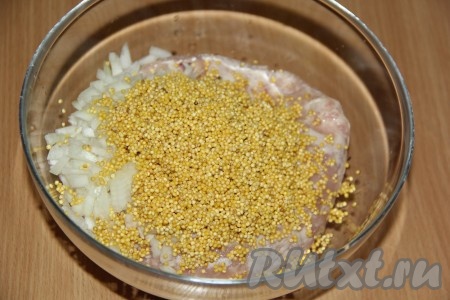 Откинуть пшено на сито и дать стечь воде, затем добавить пшено к фаршу с луком.
