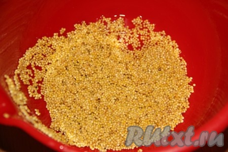 Пшено взвесить на весах, а затем хорошо промыть под проточной водой.
