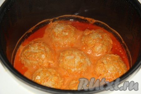 По звуковому сигналу открыть мультиварку (или снять сковороду с огня по истечении часа) и переложить тефтели на тарелку.
