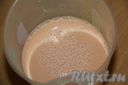 Для приготовления соуса соединить воду, сметану, томатную пасту, посолить по вкусу и перемешать.
