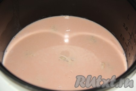 Залить тефтели соусом, закрыть крышку мультиварки и выставить режим "Тушение" на 1 час. Если готовите тефтели в сковороде, тогда выложите тефтели в глубокую сковороду, залейте соусом, доведите на достаточно сильном огне до кипения, затем, накрыв сковороду крышкой, тушите на медленном огне в течение часа.
