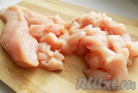 Куриное филе нарезать крупно, кусочками, примерно, 2 см х 2 см.