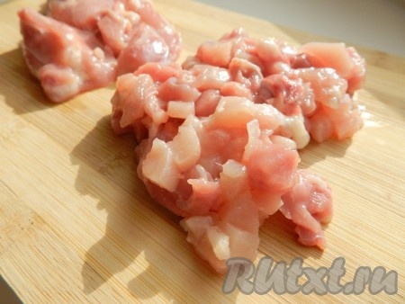С бёдрышек снять мясо и нарезать мелко.