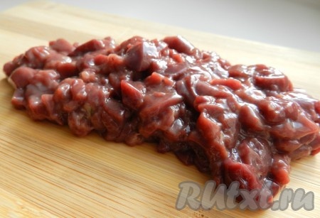 Куриную печень промыть, очистить от плёнок и тоже нарезать мелко.