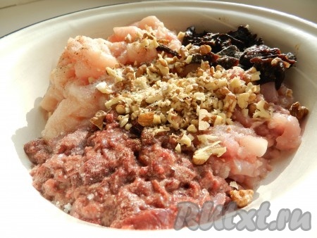 Смешать нарезанное куриное мясо, печёнку, чернослив и орехи, посолить, поперчить, добавить сухой желатин и тщательно перемешать.