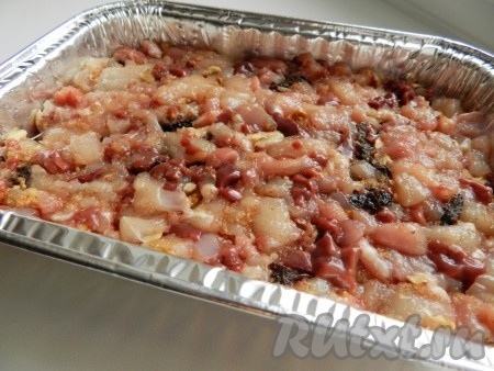 Выложить домашнюю куриную ветчину в форму для запекания. Запекать в разогретой духовке при температуре 180 градусов до готовности (35-40 минут), то есть до прозрачного сока. Остудить, поставить в холодильник для застывания. Подавать блюдо холодным.