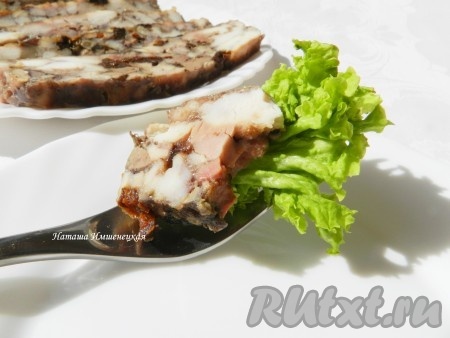 Куриная ветчина, приготовленная в домашних условиях в духовке, получается аппетитной и очень вкусной.