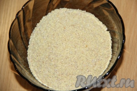 Затем всыпать отруби, закрыть крышку и выставить режим хлебопечки "Белый хлеб" (у меня он составляет 3 часа 10 минут). В процессе замеса теста следите за формированием колобка, если он будет плохо формироваться и сильно липнуть к стенкам ведёрка, добавьте немного муки.
