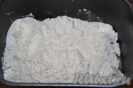 Всыпать муку и соль.
