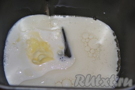 В ведёрко хлебопечки влить молоко комнатной температуры, добавить растительное масло и растопленное не горячее сливочное масло.
