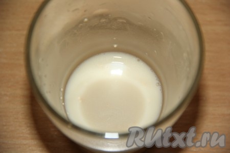 В тёплой воде развести дрожжи и оставить опару на 10 минут (температура воды не должна быть выше 40 градусов, иначе сухие дрожжи могут не активизироваться).
