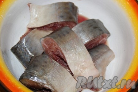 Нарезать горбушу на кусочки шириной, примерно, 3-4 см.
