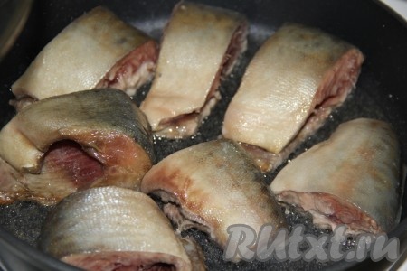 Посолить горбушу по вкусу, можно добавить специи. В сковороду с высокими бортиками влить растительное масло и выложить кусочки горбуши.