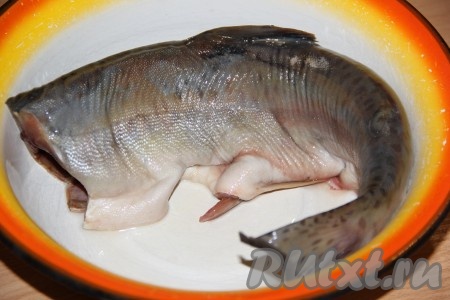 Горбушу, если она заморожена, разморозить, затем промыть под холодной водой, удалить голову и внутренности, убрать плавники и хвост.