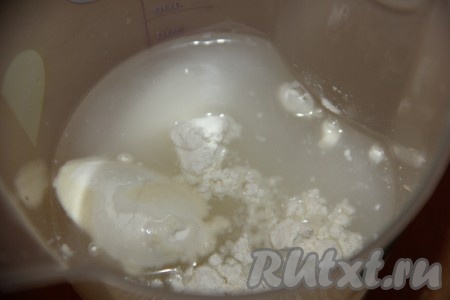 Для приготовления сметанного соуса в отдельной ёмкости соединить сметану и воду, добавить муку, перемешать соус венчиком.
