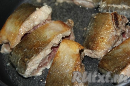 Обжарить кусочки горбуши с двух сторон на сильном огне до золотистого цвета. Золотистую рыбку переложить на тарелку.