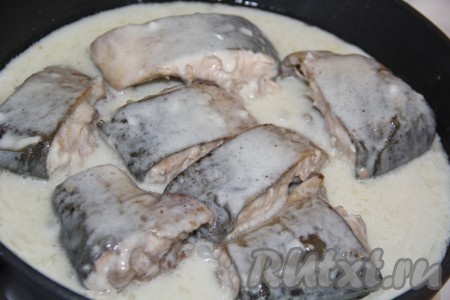 Полить горбушу сверху соусом с помощью ложки. Накрыть сковороду крышкой и тушить с момента закипания сметанного соуса 10 минут на небольшом огне.&nbsp;
