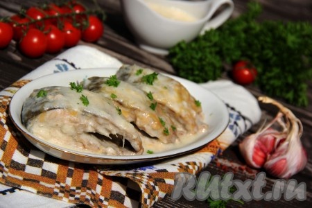 Вкусную, сочную горбушу разложить со сковороды по тарелкам и подать к столу в горячем виде с любым гарниром (например, с рисом, макаронными изделиями или картофелем), поливая сметанным соусом, в котором тушилась рыбка.
