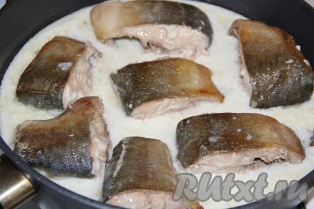 Выложить горбушу в сметанный соус.
