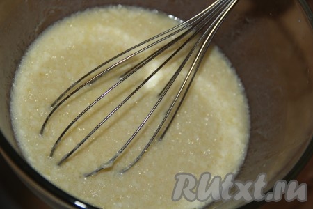 Соединить молоко, яйцо, растительное и растопленное сливочное масло, перемешать венчиком.
