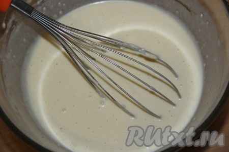 Перемешать тесто для лепёшек венчиком до однородного состояния.
