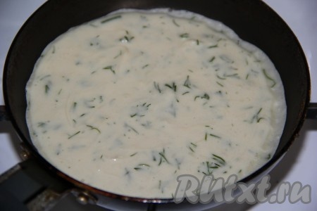 Выпекать лепёшки на среднем огне на хорошо разогретой сковороде, смазанной растительным маслом. Теста наливаем в сковороду чуть больше по объёму, чем на блины.
