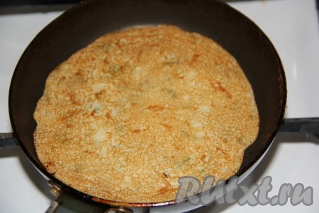Как только поверхность "схватится", перевернуть лепёшку и жарить до золотистости с другой стороны, затем аккуратно переложить на тарелку, а из оставшегося теста аналогично пожарить все лепёшечки.
