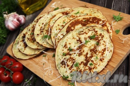 Вот какие тонкие лепёшки с сыром и зеленью, замешенные на молоке, мы пожарили на сковороде. Эти нежные, вкусные лепёшки хороши и горячими, и полностью остывшими.
