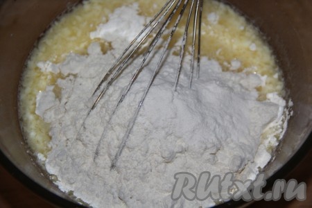 Добавить муку, соль и разрыхлитель.
