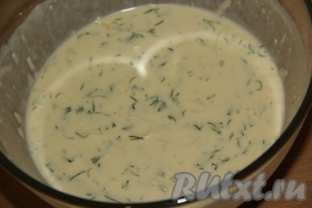 Перемешать тесто венчиком, оно получится достаточно жидким, будет напоминать блинное тесто.
