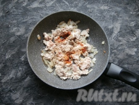 Хорошо перемешать фарш с луком, всыпать соль, молотую паприку и чёрный молотый перец.
