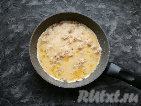 Обжаривать фарш с луком, периодически перемешивая, на среднем огне около 7-8 минут. Затем равномерно залить содержимое сковороды яично-молочной смесью.
