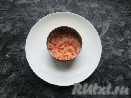 Следующим слоем выложить слабосолёное филе красной рыбы, нарезанное маленькими кусочками.
