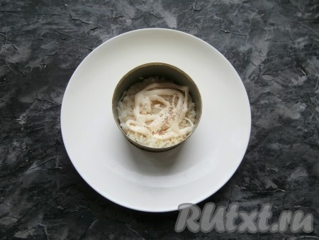 Отварить картофель в кожуре (картошка варится в кипящей воде около 20-25 минут) и яйцо (на варку яйца потребуется минут 8-10 минут), затем после остывания очистить. Салат я выкладывала порционно с помощью кольца. Первым слоем выложить натёртый на средней тёрке картофель, немного посолить, смазать его майонезом и чуть поперчить.
