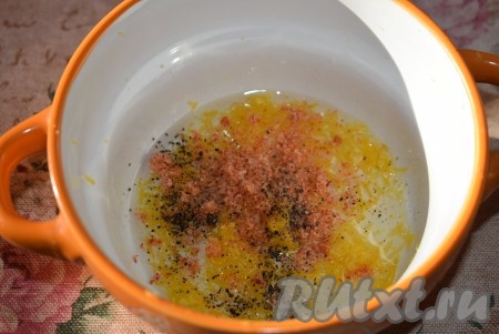 Далее готовим маринад, для этого в миску наливаем растительное масло, добавляем соль, перец и цедру лимона, перемешиваем до однородности. Сам сок лимона я добавлять не рекомендовала бы, он может забить нежный вкус и аромат этого "царского деликатеса", поэтому выбираем более нейтральные ингредиенты для маринада.