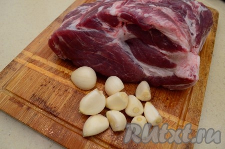 Подготовить кусочек свинины, идеально подходит свиная шея. Если головки чеснока небольшие, возьмите две головки, если крупные, то достаточно будет одной головки. Очистите зубчики чеснока.
