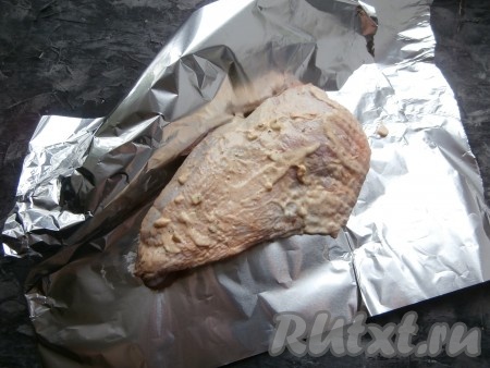 Оставить мясо для маринования, прикрыв плёнкой, в прохладном месте на 3-5 часов. Затем на лист фольги, смазанный 1 чайной ложкой масла, выложить замаринованное индюшиное мясо.
