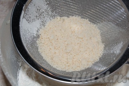 Молотый миндаль просеять.