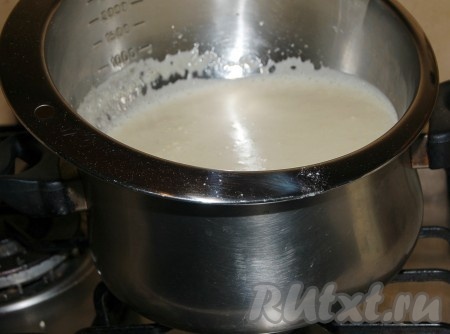 Взбивать на водяной бане, пока объем не увеличится вдвое.