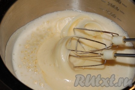 Взбивать на водяной бане, пока объем не увеличится вдвое.