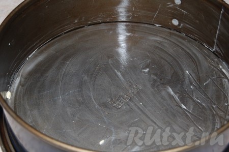 Разъемную форму смазать сливочным маслом и вылить в нее тесто.