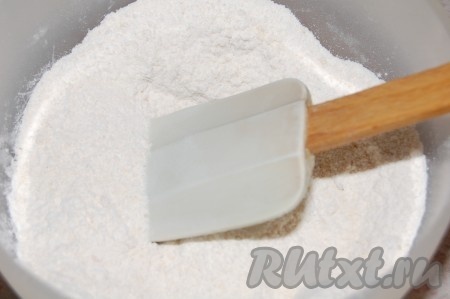 Соединить просеянные муку и миндаль.