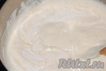 Небольшими порциями муку и миндаль подмешать к яичной массе до получения гладкого теста.