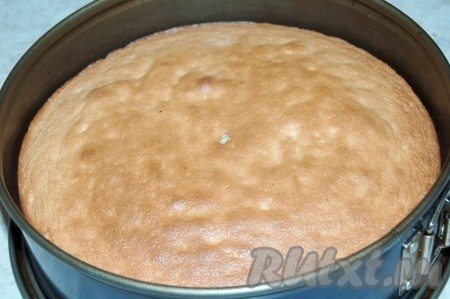 Готовый бисквит вынуть из формы горячим и дать остыть в теплой духовке.