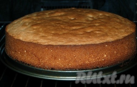 Готовый бисквит вынуть из формы горячим и дать остыть в теплой духовке.